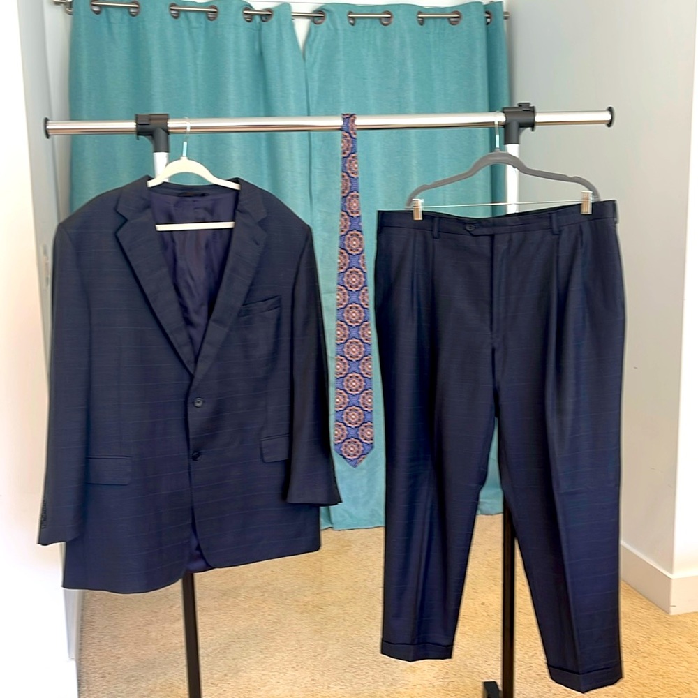 Jos.A.Bank signature collection Men’s suit with tie. EUC.43L